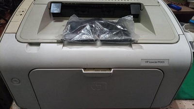 HP P1005送出紙新擋板黑色中古黑白雷射印表機整新機便宜賣