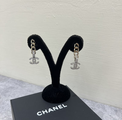 Chanel 鎖鏈小logo垂墜耳環《精品女王全新＆二手》