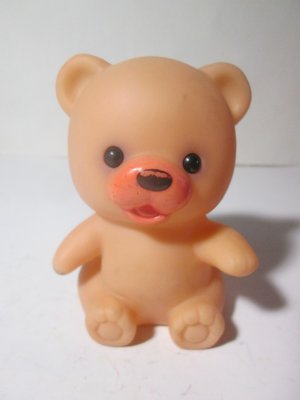 《瑋哥童趣屋》早期 軟膠 小熊 公仔娃娃~(尺寸高約：11 cm，非常舊了，壓下沒聲音)…促000