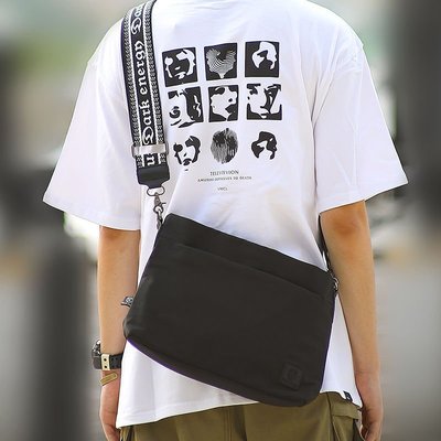 【熱賣精選】韓版男士單肩包休閑時尚出差斜挎包個性平板電腦小背包日系郵差包