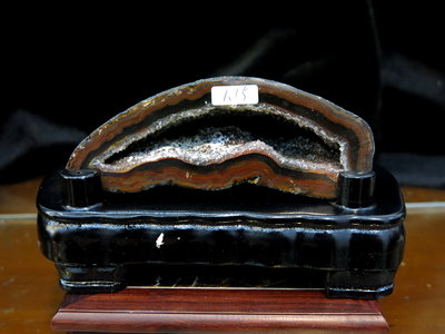 [[晶晶洞洞]]原皮巴西瑪瑙水晶洞.重1.15公斤.
