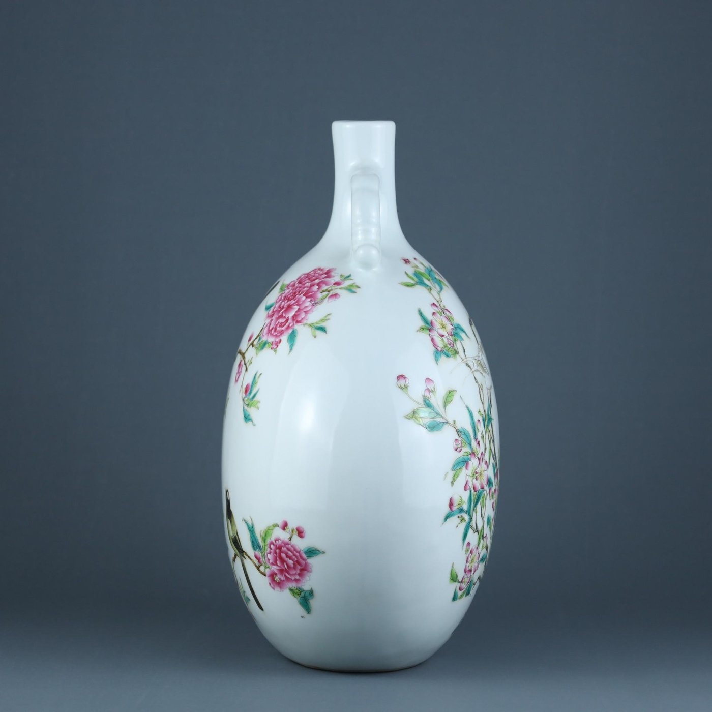 清雍正粉彩花鳥紋抱月瓶高度30.2cm，口徑3.5cm，肚徑25.5cm。 窯瓷粉彩 