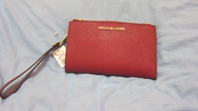 專櫃真品MK Michael Kors 草莓紅手拿包長夾 內有放置手機夾層設計 十字紋防刮真皮