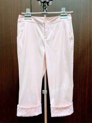 (特賣)瑪之蜜MA-TSU-MI淡粉紅色拼接蕾絲七分褲(後口袋蝴蝶結裝飾)
