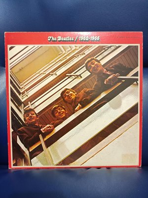 ~花羨好物~《The Beatles 披頭四樂團》史記1962~1966歷年金唱片精選輯》我想牽妳的手、黃色潛水艇/日版LP黑膠唱片(適擺飾)~42