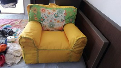 轉賣班尼斯名床家的兒童單人沙發~黃色向日葵款，表布有清洗過，但未使用過，閒置在空房裡，限自取~有不明顯受潮~降價囉！