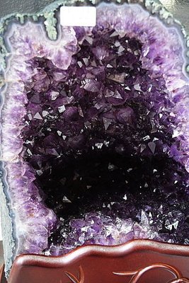 ~shirley水晶~大風洞~巴西含鈦紫水晶洞~31.4公斤~身形端正~藏風聚氣~招財納祥~低價起標!