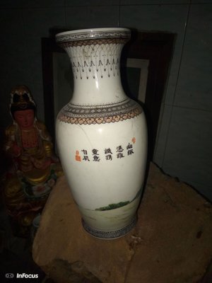 早期的彩色瓷瓶一個，寬10cm,高26cm,希少