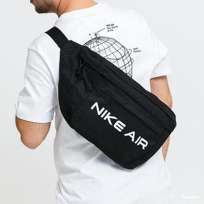 NIKE大腰包 Air Tech Waist Bag 黑色側背腰包 KAORACER DC7354010