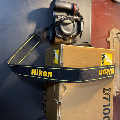 Nikon d7100 水貨；快門數3萬多；盒裝完整，功能正常；操作界面只有英文和日文
