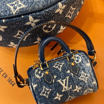 Shop Louis Vuitton Micro speedy denim bag charm (M00546) by