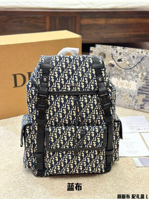 布 配禮盒 這款 Dior Hit the Road 雙肩背包是本季的全新款式，將現代風格與 Dior 的高NO87391