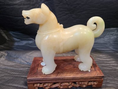 和闐白玉 狗 雕工精美，早期作品，實屬佳品