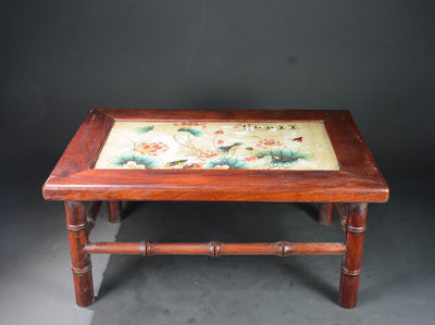 珍藏花梨木鑲瓷板畫和和美美炕桌。尺寸: 高22cm 長50cm 寬32cm26000R-830