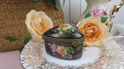 紫丁香歐陸古物雜貨♥英國vintage玫瑰花朵古銅花朵卡榫心型珠寶盒一個