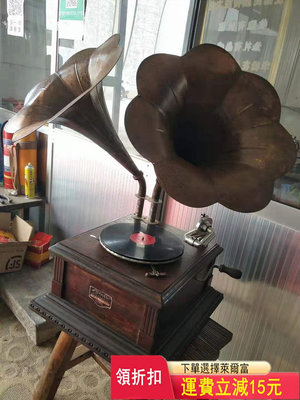 日本古董手搖雙喇叭留聲機。黃花梨木殼，手工機械心，重量大30