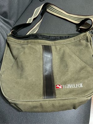 TRAVEL FOX斜背包帆布（櫃4邊綠袋）尺寸26x38x10