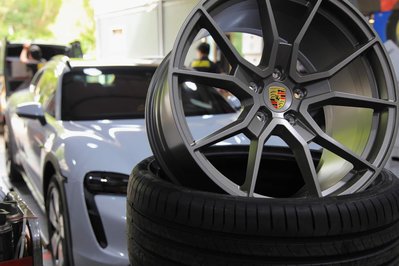 Porsche Taycan 4S CT GTS TURBO~升級21吋鍛造鋁圈+PSCB卡鉗煞車套餐+STEK螢幕貼