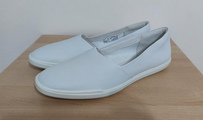 【 ECCO 】白色平底鞋 / 懶人鞋 專櫃品牌 (大尺碼)