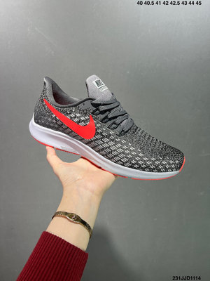 耐克Nike Air Zoom Pegasus 登月35 透氣網面緩震跑步鞋。