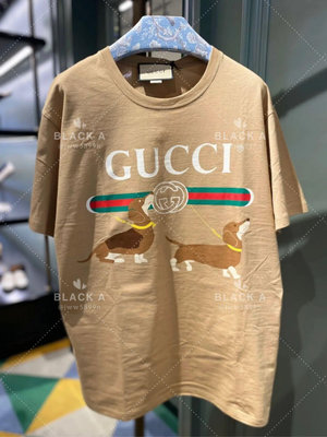 【BLACK A】Gucci 23春夏男裝新款 Woof woof 小狗印花短袖T恤 駝色奶茶色卡其色 價格私訊