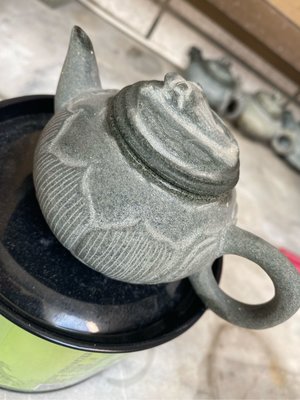 古藝老歷史 青斗石雕茶壺 陽雕荷花 80年代中國出口倉匯 可實際泡茶容量約130cc 擺飾家中有壺（福）石壺