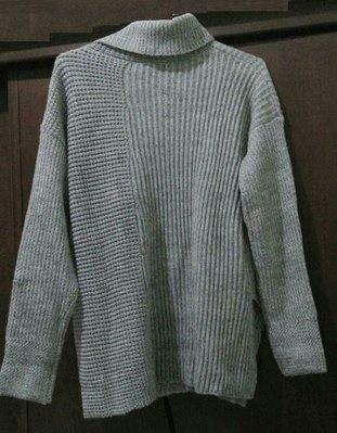 ♡全新【 POLISEN聖路加】設計師服飾有兩種顏色♡灰色毛衣(原價:3990元 吊牌還在)♡紫色毛衣無吊牌