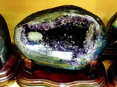 (( 上品堂 )) 頂級烏拉圭小紫水晶洞，重3.65kg.超驕紫.火光超亮，送底座