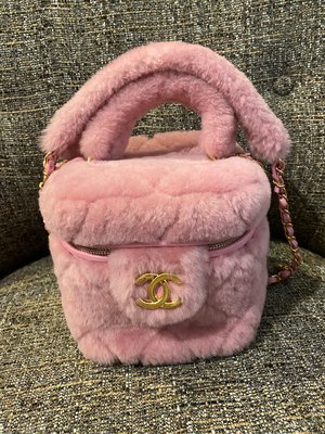 【現貨】Chanel 限量 22 粉紅毛毛包 化妝包 走秀款