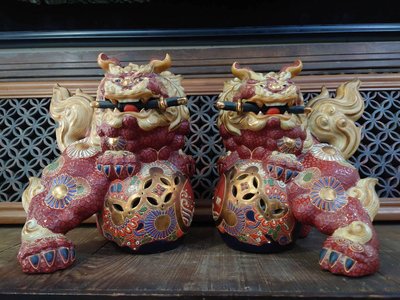 日本昭和初期 陶瓷 九谷燒 金彩 瑞獅踩球一對 。九谷燒獅子 落款 須榮義作  日據 日治 明治 大正 昭和 古道具 古美術 和風 日本獅