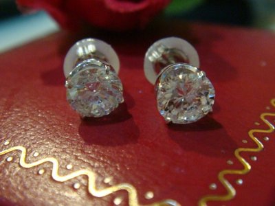 賠售換現熣燦星光超級白亮E級單顆爪鑽兩顆共計1.116克拉鑽石PT900純白金耳環 時尚典雅