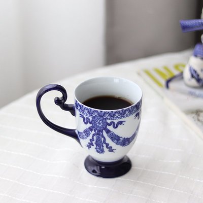 復古青花藍白設計陶瓷馬克杯  藍色 白色 手把杯 杯子 陶瓷馬克杯 復古 中國風 青花【小雜貨】