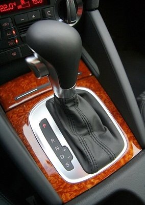 全新德國原廠 audi A3 S3 8P sportback 黑色車線自排排檔皮套含固定框