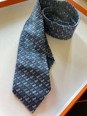 愛馬仕Hermes領帶。很好看的馬圖案，多種藍色漸變。全新條