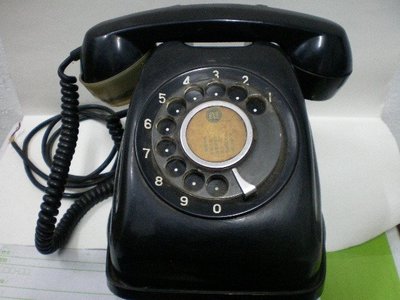 (收藏之家)老藏家分享..很早期收藏民國65年12月製造的古董電話 轉盤電話 早期老電話 僅此一台與大家分享囉