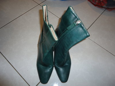 ZARA 亮深綠色真皮中筒靴,尺寸:38,鞋內長:24.1cm,內襯邊緣有脫皮如第六張圖,少穿極新,出清大降價
