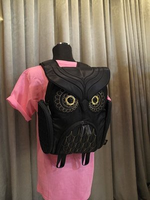 黑底金線貓頭鷹後背包(Ｍ) ，實品拍攝有店面，香港Morn Creations授權～最特別的禮物都在奧爾思～