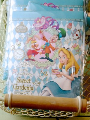Ariel Wish日本迪士尼愛麗絲Alice妙妙貓時鐘兔花園下午茶米奇米妮婚禮小精靈園區內限量香香包香氛包美國製-三款