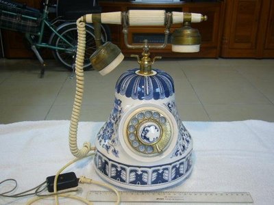 電話(5)~~早期轉盤電話.撥盤電話~~青花瓷~~銅殼話筒~~銅製轉盤~~功能正常~~懷舊.擺飾.道具