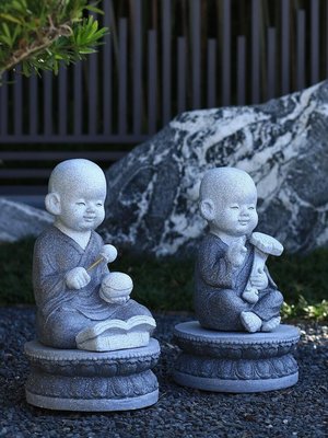 日式禪意敲木魚小和尚佛像擺件枯山水景觀仿石雕讀經小沙彌裝飾品