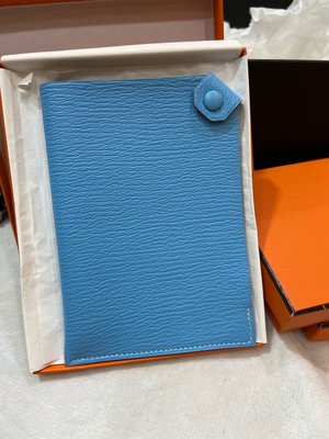 名品商行 2手名牌 Hermes 經典 護照夾 糖果藍 山羊皮 R刻 狀況95新 （買來沒用過）放久內裡邊有變色 尺寸 W9.5H14 盒子