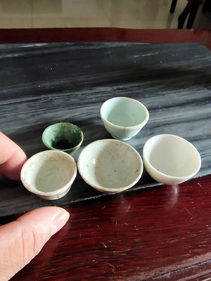 清代茶杯酒杯和一個綠釉小碗，品相如圖，兩個有沖，其它完整，清