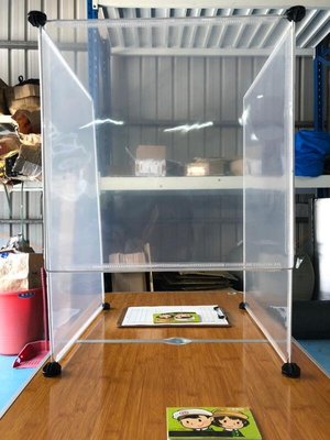 防疫透明隔離隔板 辦公桌文件窗口防疫護欄 防飛沫餐桌透明擋板 好收納不占空間 餐桌隔板 (50*70cm)