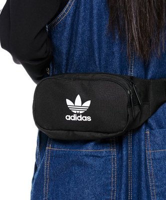 Adidas愛迪達黑色小腰包 隨身小包 愛迪達黑色斜背包包 DV2400