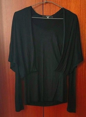 (出清）PESARO 黃蕙玲設計師品牌，黑色假兩件罩衫，自然垂墜款式長袖休閒或瑜伽運動長版衫，尺寸 M 碼彈性佳，無內裡（也可將外罩放下當無袖洋裝/長衫外衣穿）