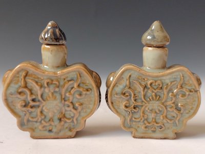 【 金王記拍寶網 】(常5) 股G344  中國古瓷 青釉如意浮雕吉祥紋鼻煙壺一對 罕見稀有