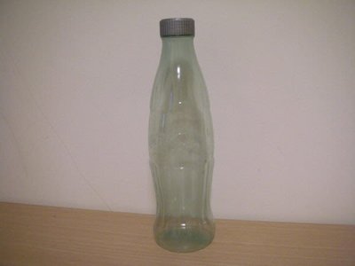 全新珍藏限量版  COCA -  COLA 可口可樂一體成型淺淡綠色曲線瓶放大版硬質輕巧透明存錢筒 / 擺飾造型趣味收藏
