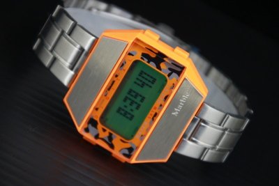 庫存出清~復刻日本80年代熱銷G-shock錶款之大螢幕防水50M多功能電子錶不鏽鋼錶帶-橘