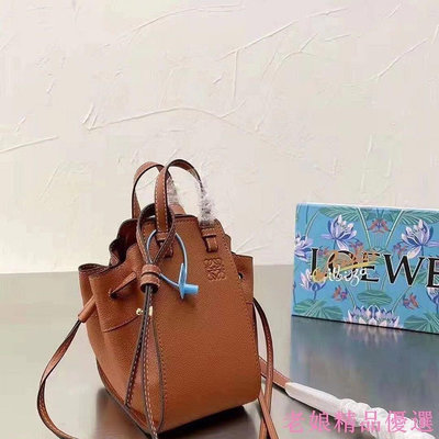 【現貨 】loewe Hammock bag荔枝紋二層牛皮吊床包單肩斜挎手挽手提女包禮盒包裝 679G