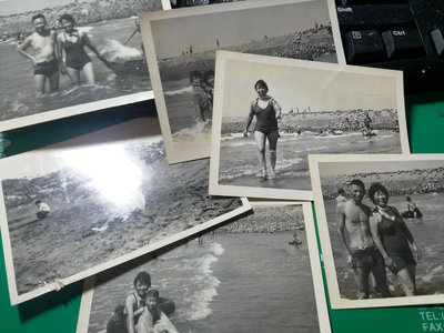 早期小朋友早期著泳裝女性在海邊戲水照片